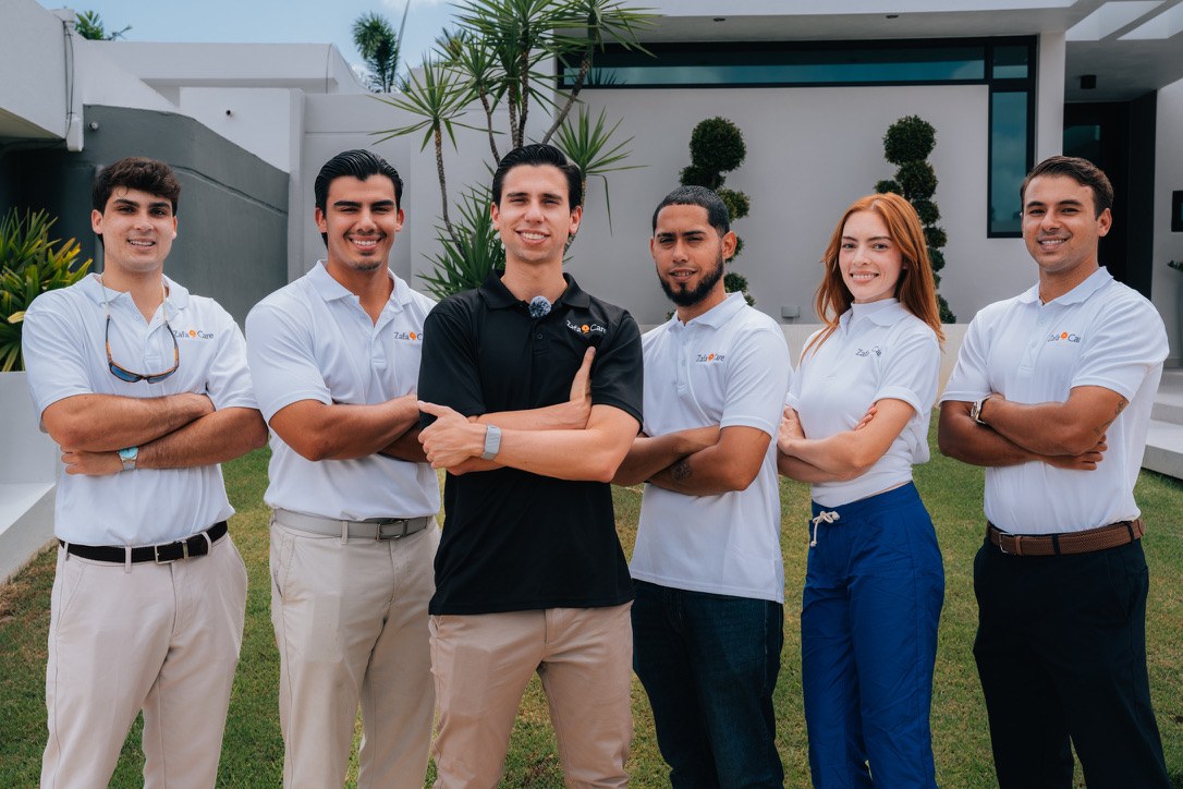 Equipo de ZafaCare frente a una casa
