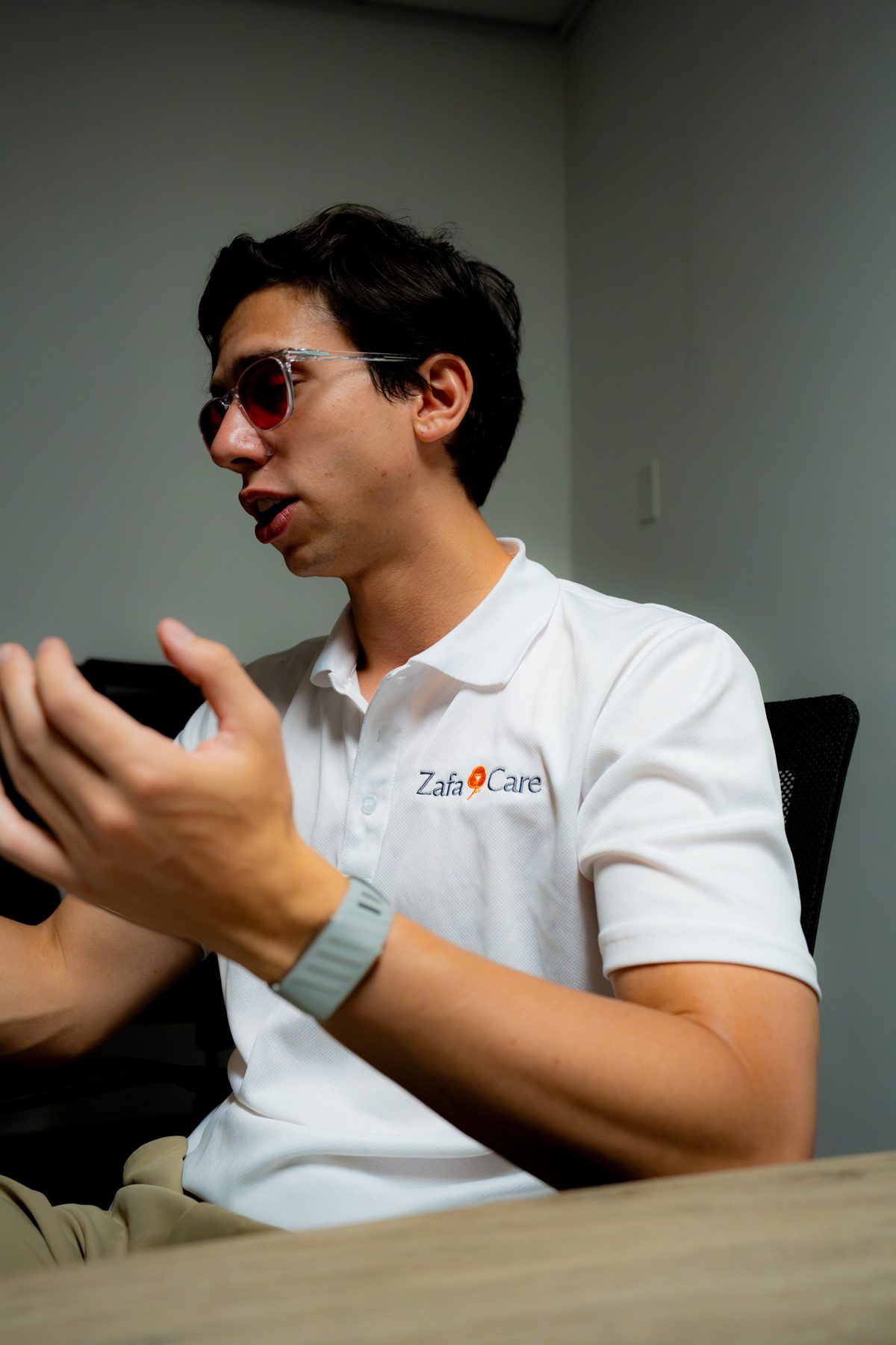 Daniel Vera explicando algo en la oficina de ZafaCare