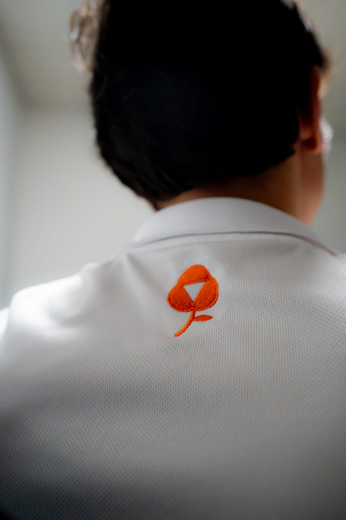 Detalle del logo de ZafaCare en el uniforme