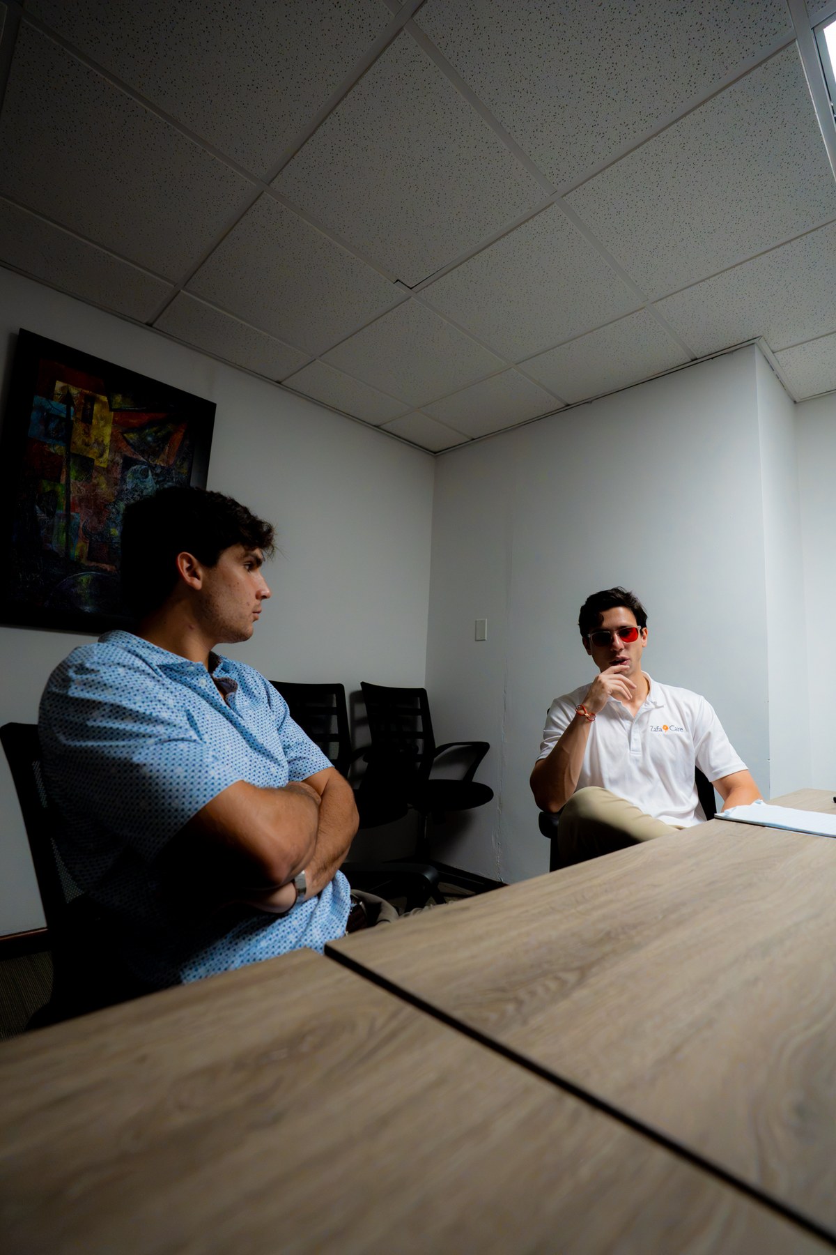 Daniel Vera en una reunión pensando la estrategia de ZafaCare