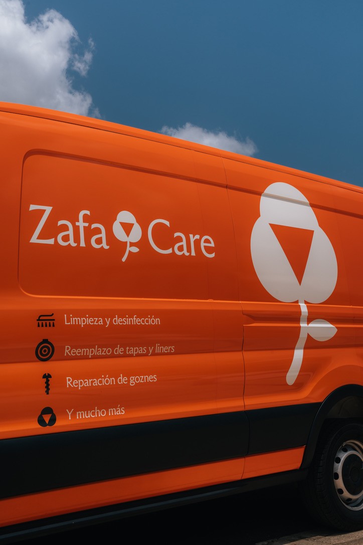 El van de ZafaCare con el logo y los servicios