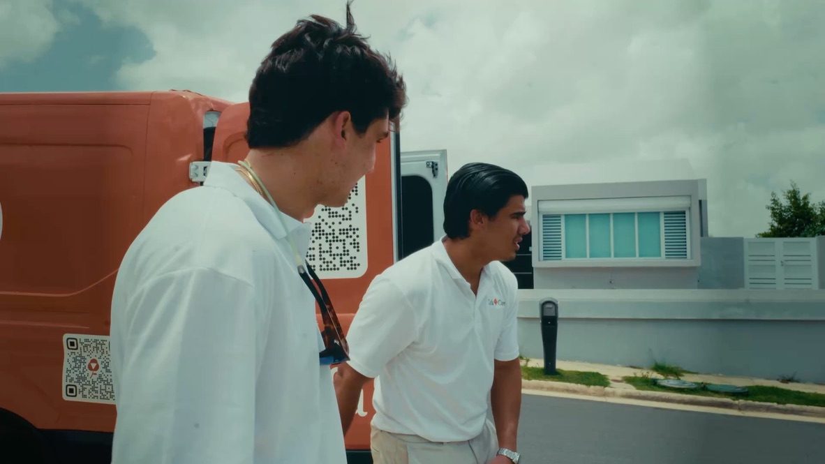 Daniel Vera junto al van de ZafaCare